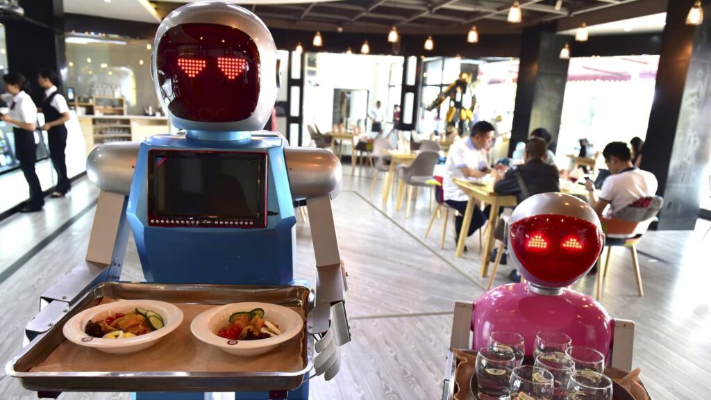 Robots replace waiters in China restaurant